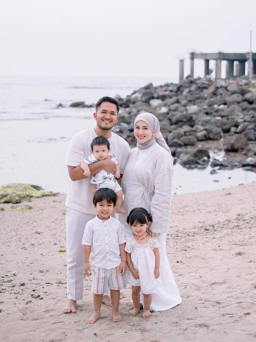 inspirasi ootd keluarga ala Kesha Ratuliu