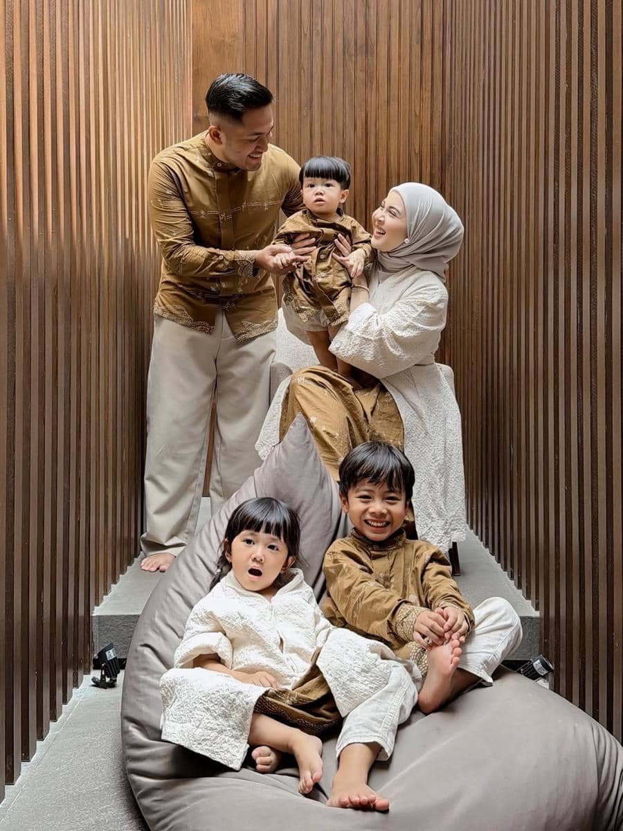 inspirasi ootd keluarga ala Kesha Ratuliu