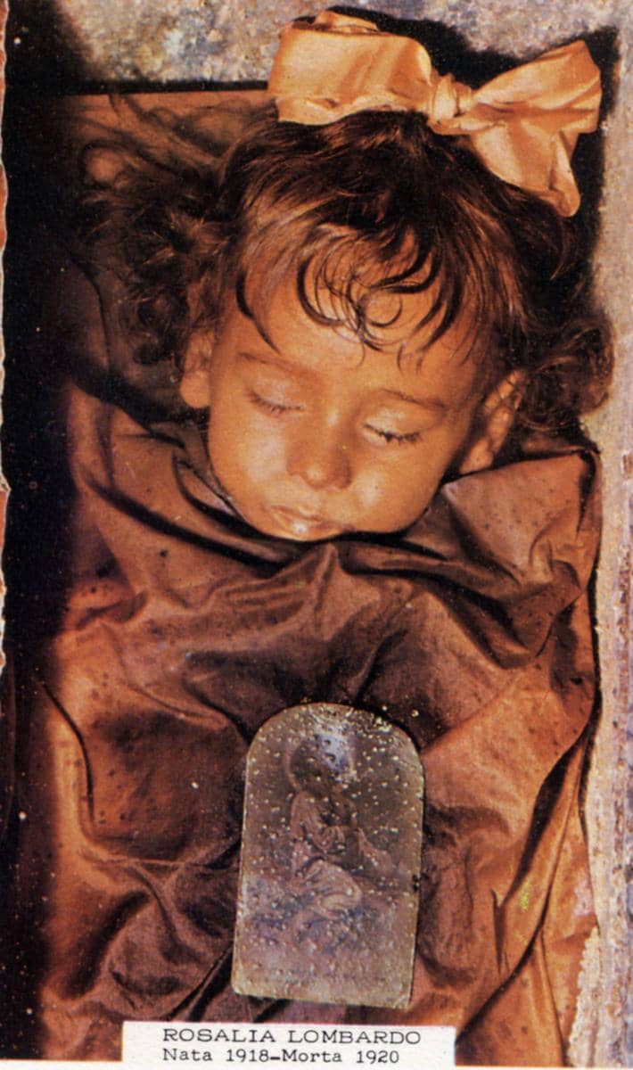 Rosalia Lombardo, seorang anak perempuan Italia yang meninggal pada tahun 1920 pada usia dua tahun karena pneumonia. Jenazahnya dipajang dalam peti kaca di Catacombe dei Cappuccini.