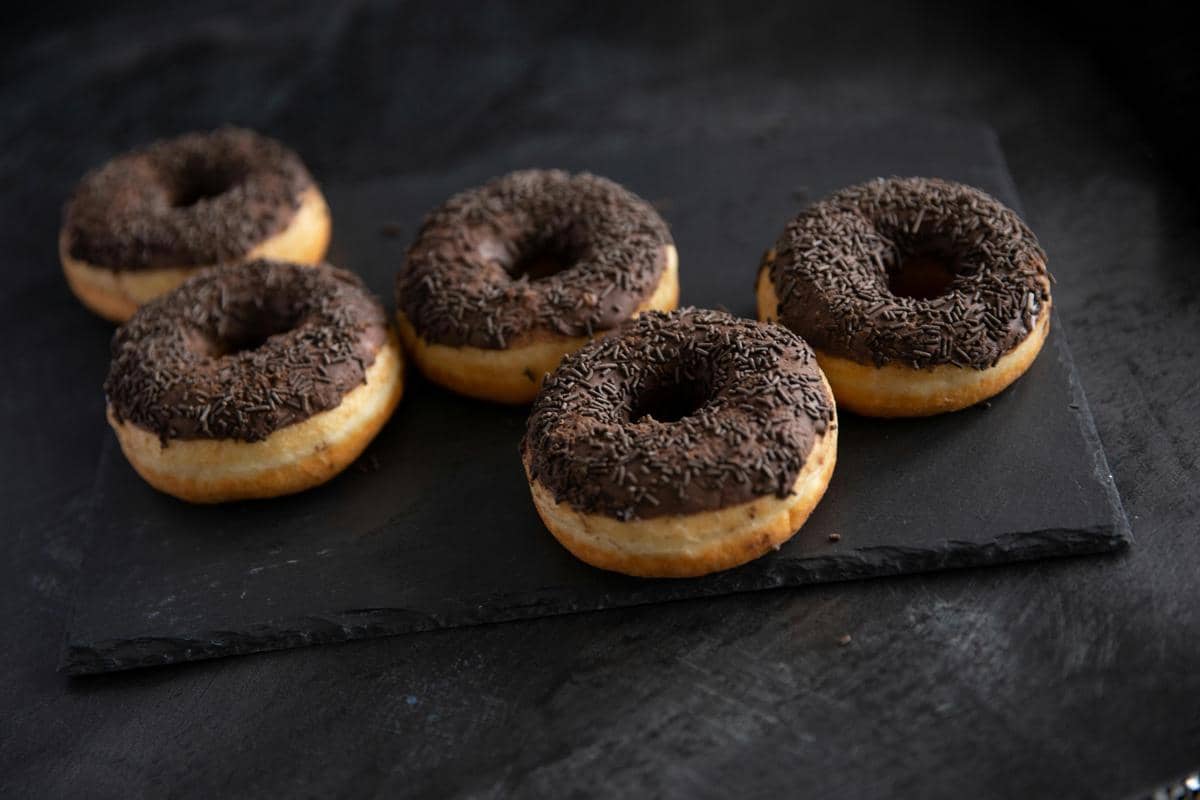 ilustrasi donat cokelat