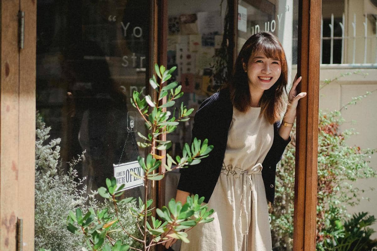 7 Cardigan Hacks yang Bikin OOTD Kamu Naik Level Tanpa Ribet