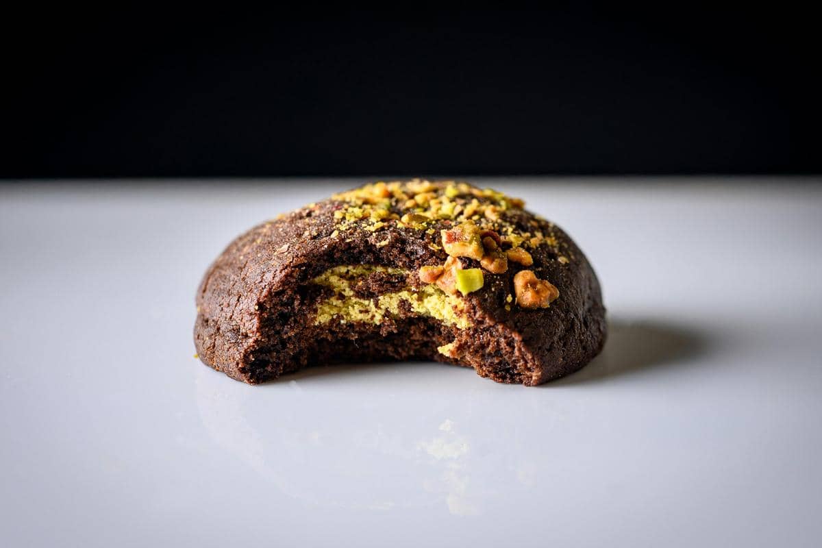 Ilustrasi dessert brownie dan es krim dalam satu cup. 