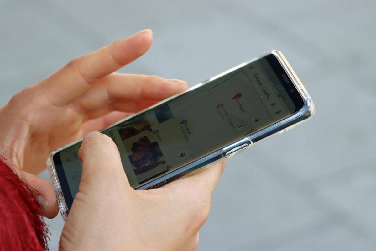 Ilustrasi penggunaan aplikasi di smartphone.