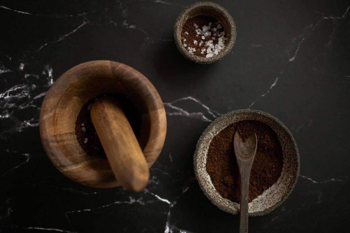 meracik body scrub dengan bahan kopi 