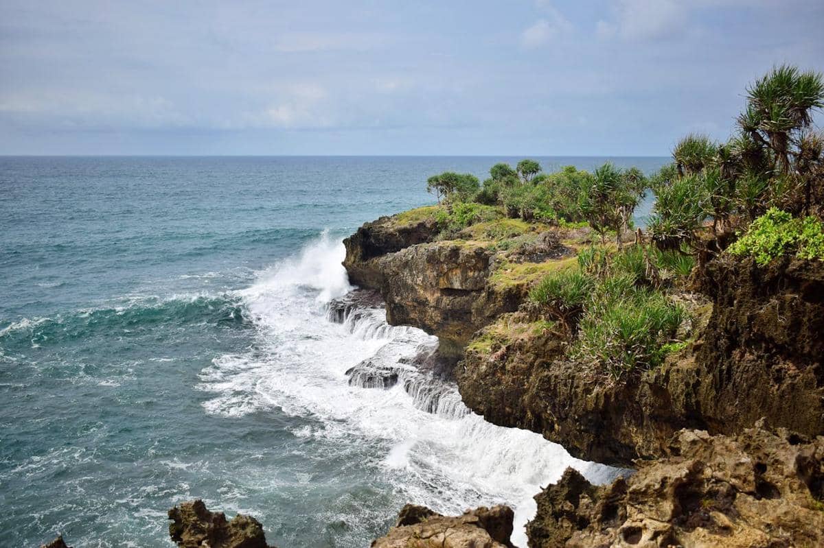 Tebing karang di area pantai