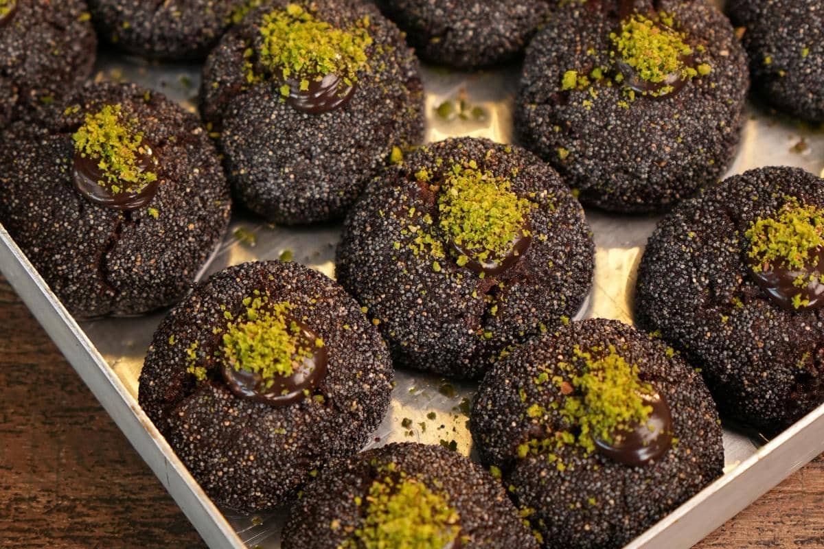 Ilustrasi cookie premium dengan filling cokelat dan kacang.
