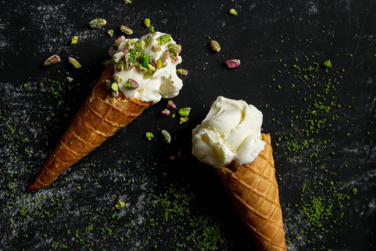 Ilustrasi soft ice cream dengan topping cokelat. 