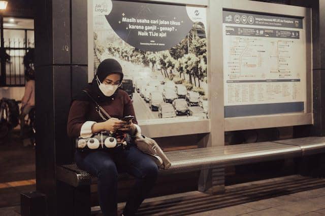 ilustrasi menunggu di halte Transjakarta