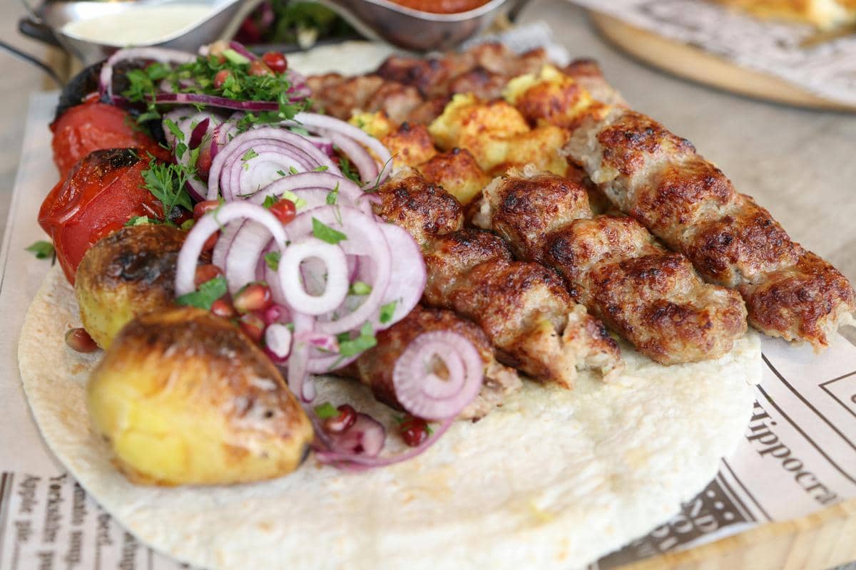 ilustrasi cevapi dengan roti pipih