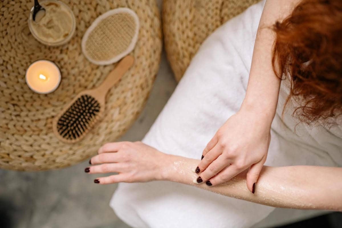 menggunakan body scrub 