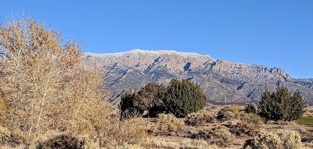 potret puncak Pegunungan Sandia dengan sedikit salju