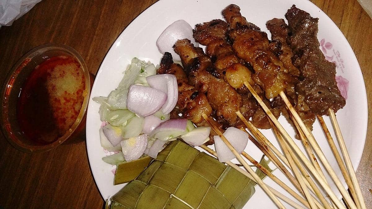 ilustrasi sate daging sapi bumbu bacem solo