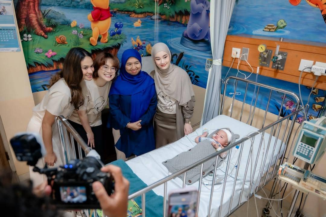 Dinda Hauw mengunjungi pasien anak di RS