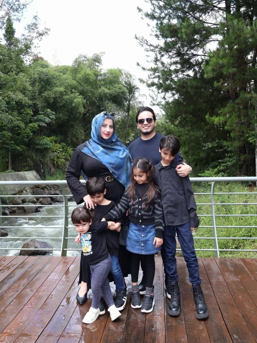 Keluarga Tasyi Athasyia berlibur di Enchanting Valley