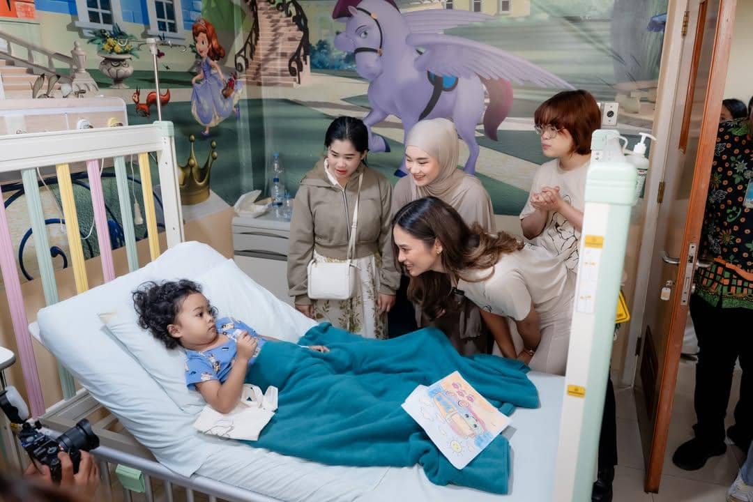 Dinda Hauw mengunjungi pasien anak di RS