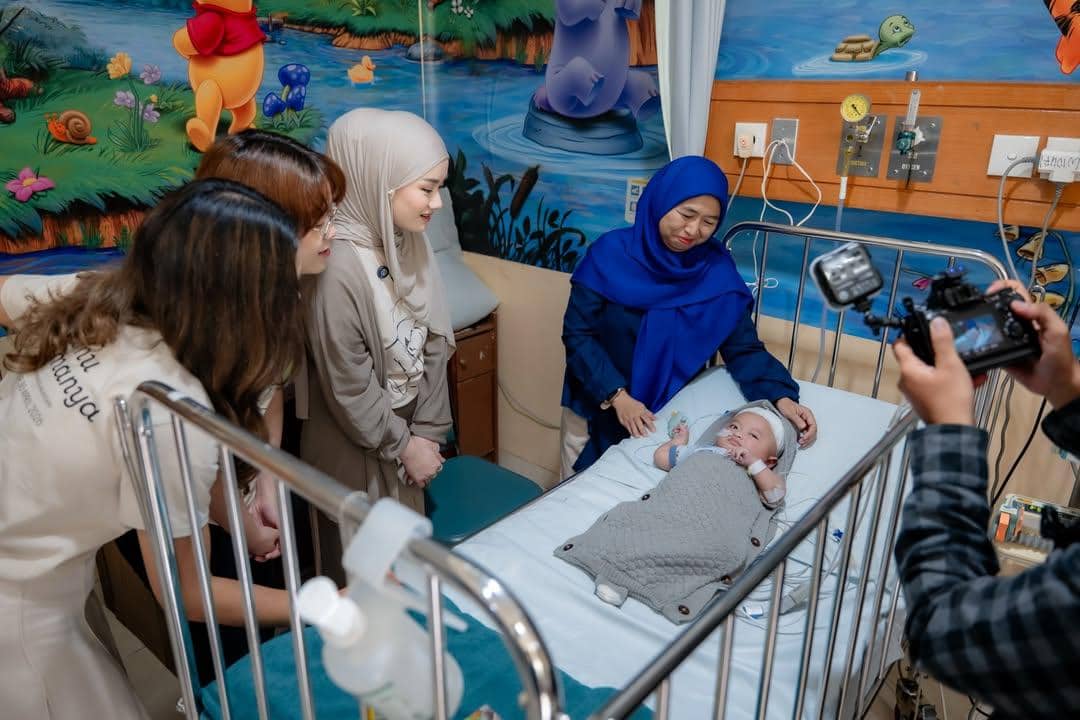 Dinda Hauw mengunjungi pasien anak di RS