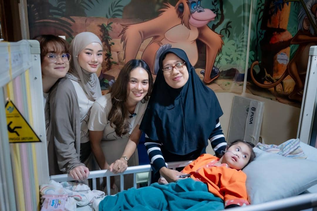 Dinda Hauw mengunjungi pasien anak di RS