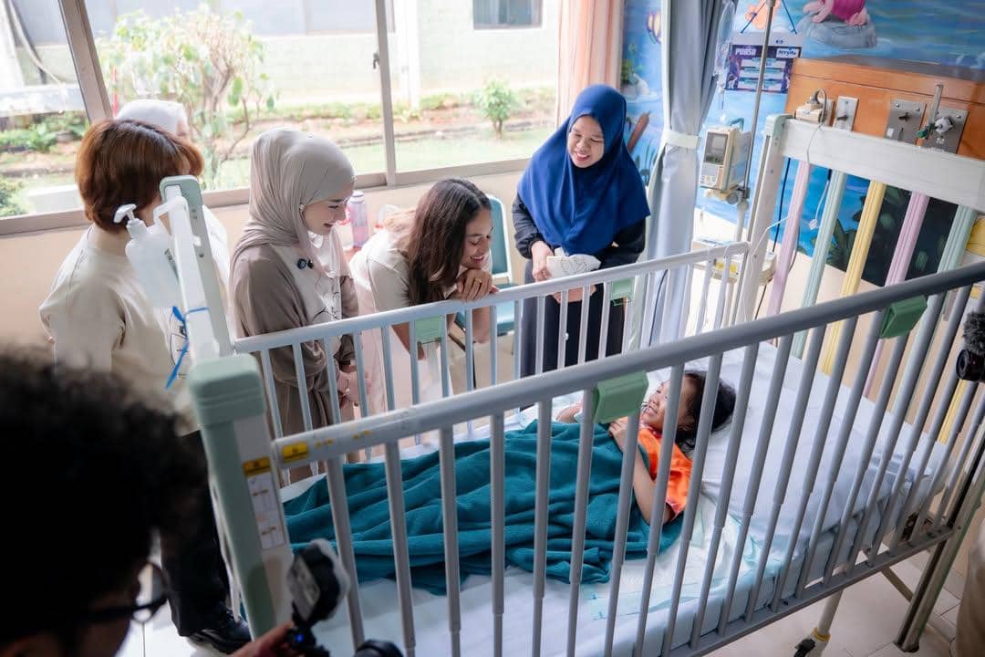 Dinda Hauw mengunjungi pasien anak di RS