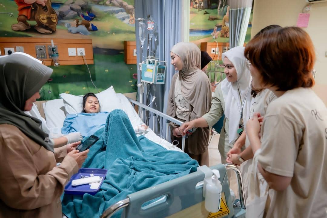 Dinda Hauw mengunjungi pasien anak di RS