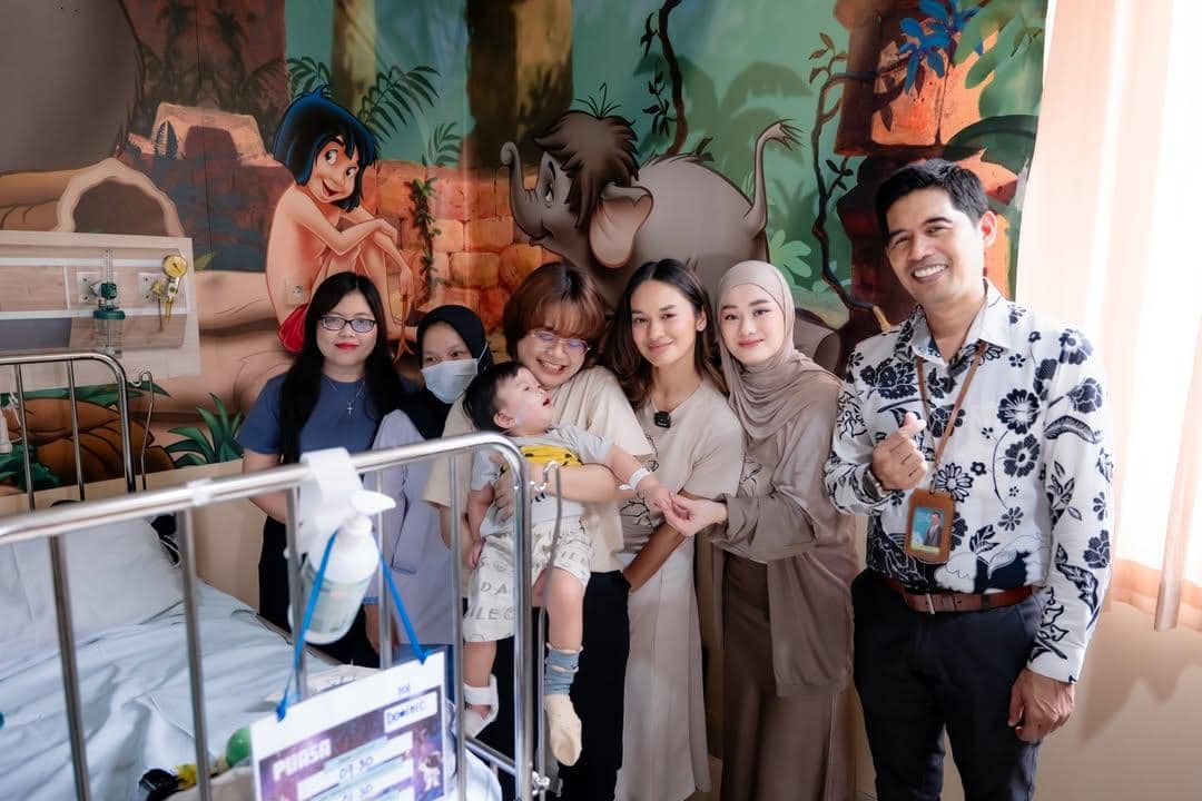 9 Potret Dinda Hauw Mengunjungi Pasien Anak di RS, Beri Dukungan!