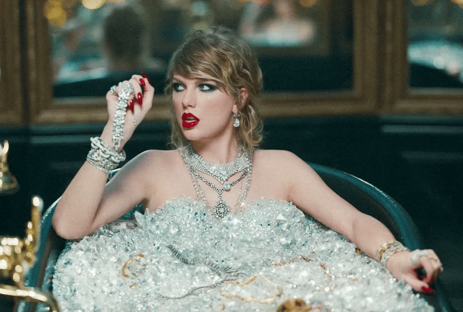 Taylor Swift dalam musik video "Look What You Made Me Do"