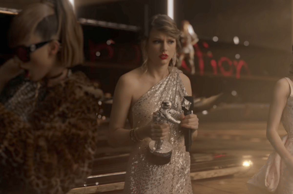Taylor Swift dalam musik video "Look What You Made Me Do"