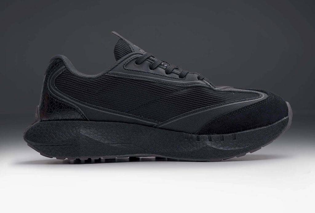 5 Rekomendasi Sepatu Lokal Full Hitam untuk Sekolah, Stylish dan Tahan Lama! 