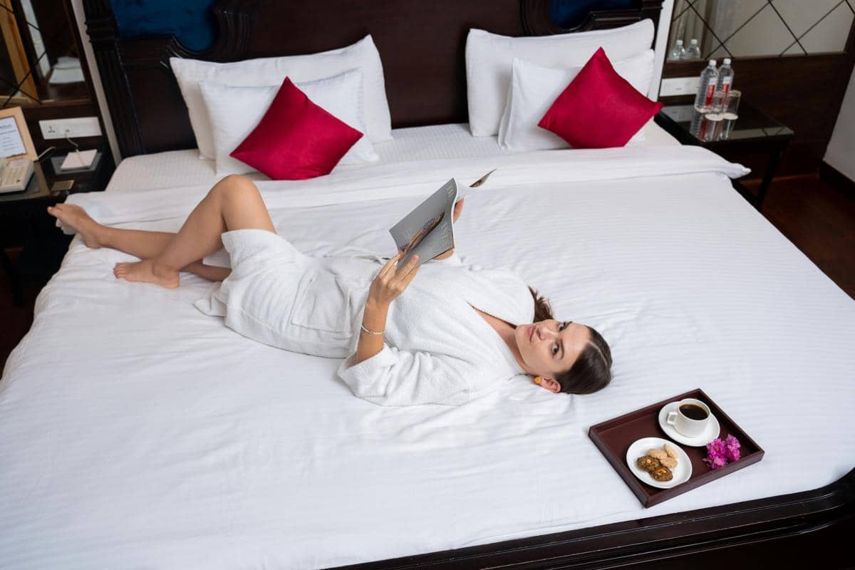 ilustrasi istirahat di hotel