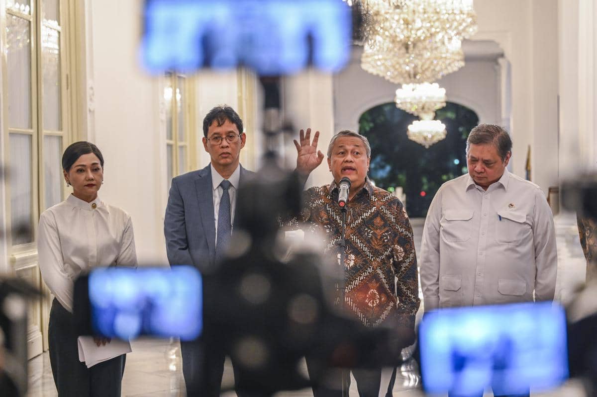 Gubernur Bank Indonesia (BI) Perry Warjiyo (kedua kanan), Menko Perekonomian Airlangga Hartarto (kanan), Menkeu Purbaya Yudhi Sadewa (kedua kiri), dan Ketua Dewan Komisioner OJK Friderica Widyasari (kiri) memberikan keterangan pers usai melakukan pertemuan dengan Presiden Prabowo Subianto di Istana Merdekajpg