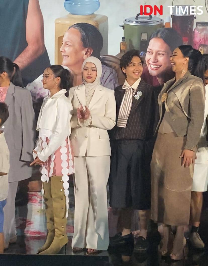 Para pemain film Semua Akan Baik-Baik Saja berpose bersama di acara gala premier, mengenakan busana formal dan bergaya elegan.