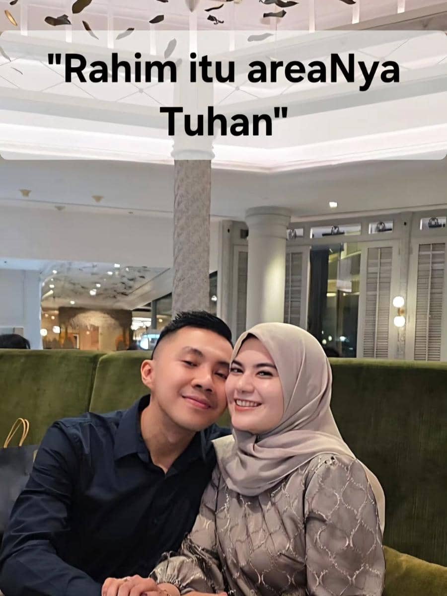 Seorang pria dan wanita berhijab duduk berdekatan sambil tersenyum di sebuah restoran dengan tulisan kutipan di atas mereka.