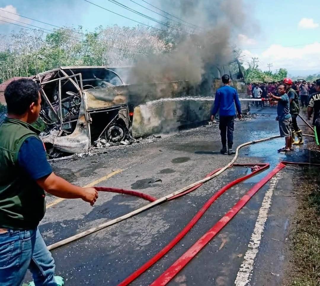 Kondisi bus ALS terbakar di Muratara. (Dok. IDN Times)