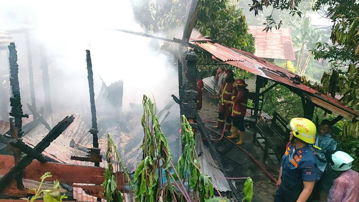 Tim Damkar Padang melakukan pemadaman di rumah warga yang terbakar (Foto: Dok Damkar Padang)