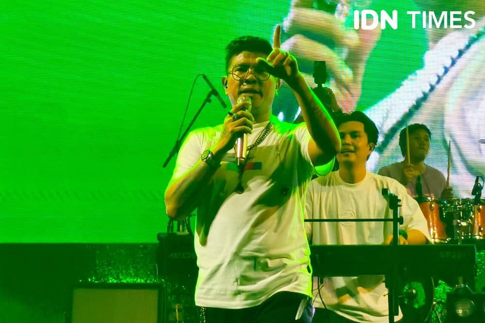 Potret Andika bersama Kangen Band bawakan lagu Yolanda menjadi penutup penampilan mereka di OTW Pestapora day 3