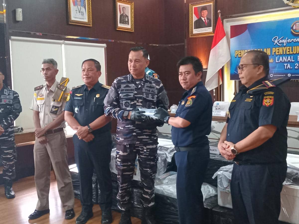 Lanud Palembang saat menunjukkan ratusan ribu benur yang disitu di perairan Jambi. (Dok. Lanud Palembang)
