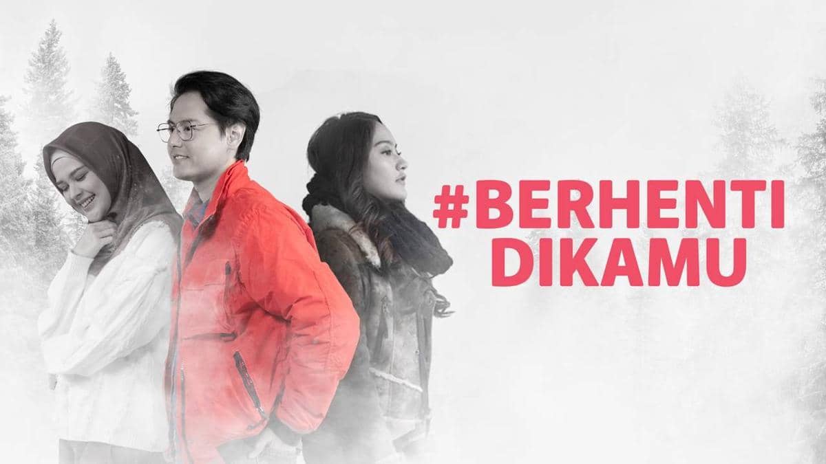 Poster film #BerhentiDikamu menampilkan tiga orang berdiri berjejer dengan latar pepohonan berkabut dan nuansa warna lembut.