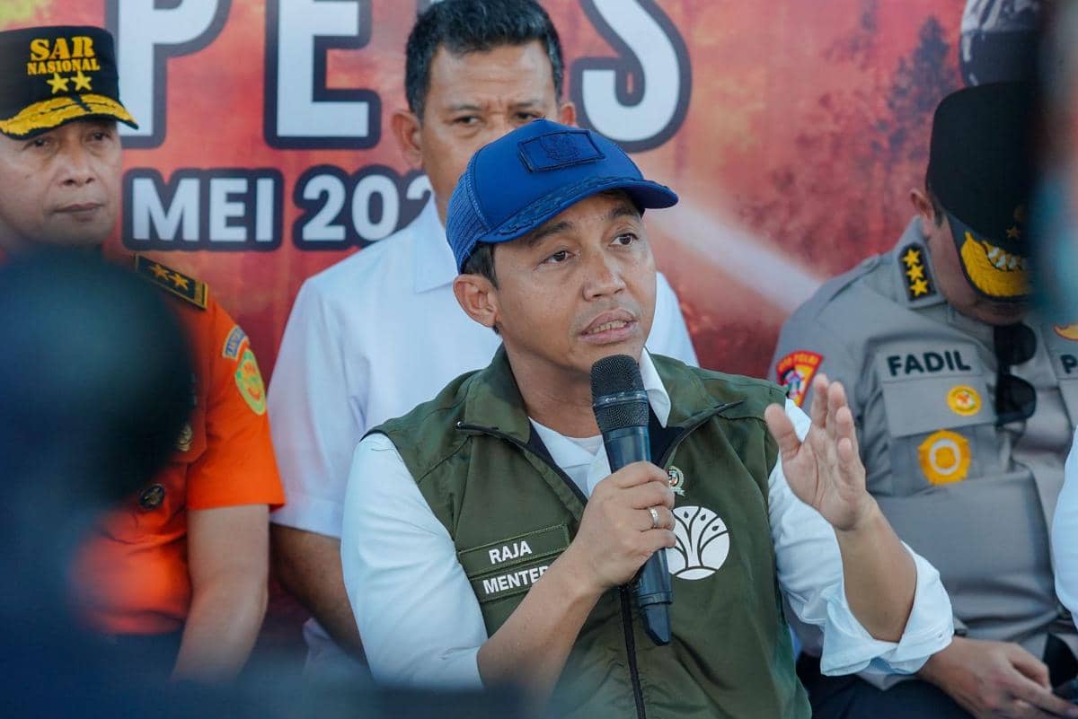 Seorang pejabat Kementerian Kehutanan berbicara dengan mikrofon saat Apel Kesiapsiagaan Penanggulangan Karhutla di Palembang bersama aparat terkait.