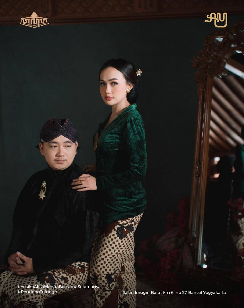 Sepasang calon pengantin mengenakan busana tradisional Jawa berwarna hijau dan hitam dengan latar interior klasik di Yogyakarta.