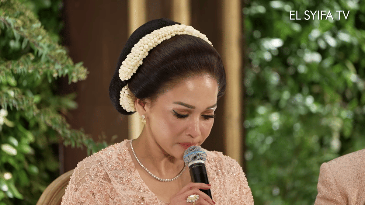 momen sungkeman El Rumi ke Maia Estianty