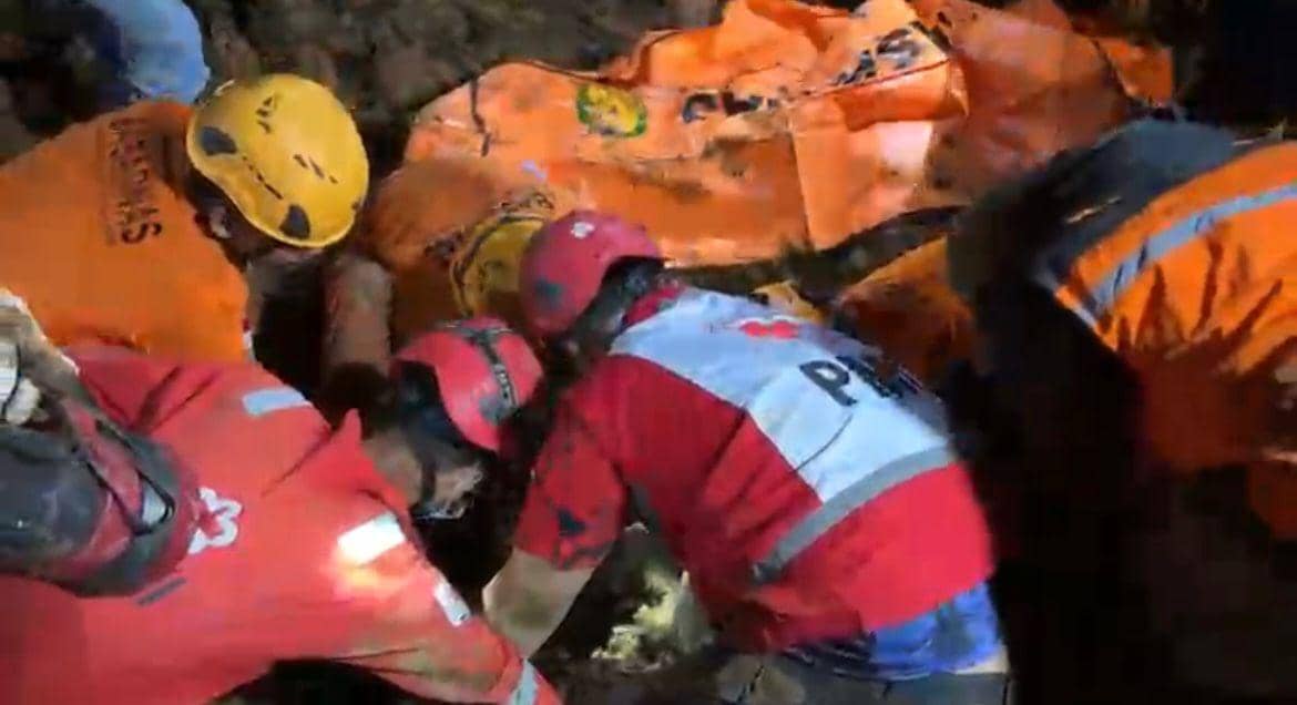 Tim SAR Gabungan melakukan evakuasi korban tertimpa longsor di Agam (Foto: Basarnas Padang)