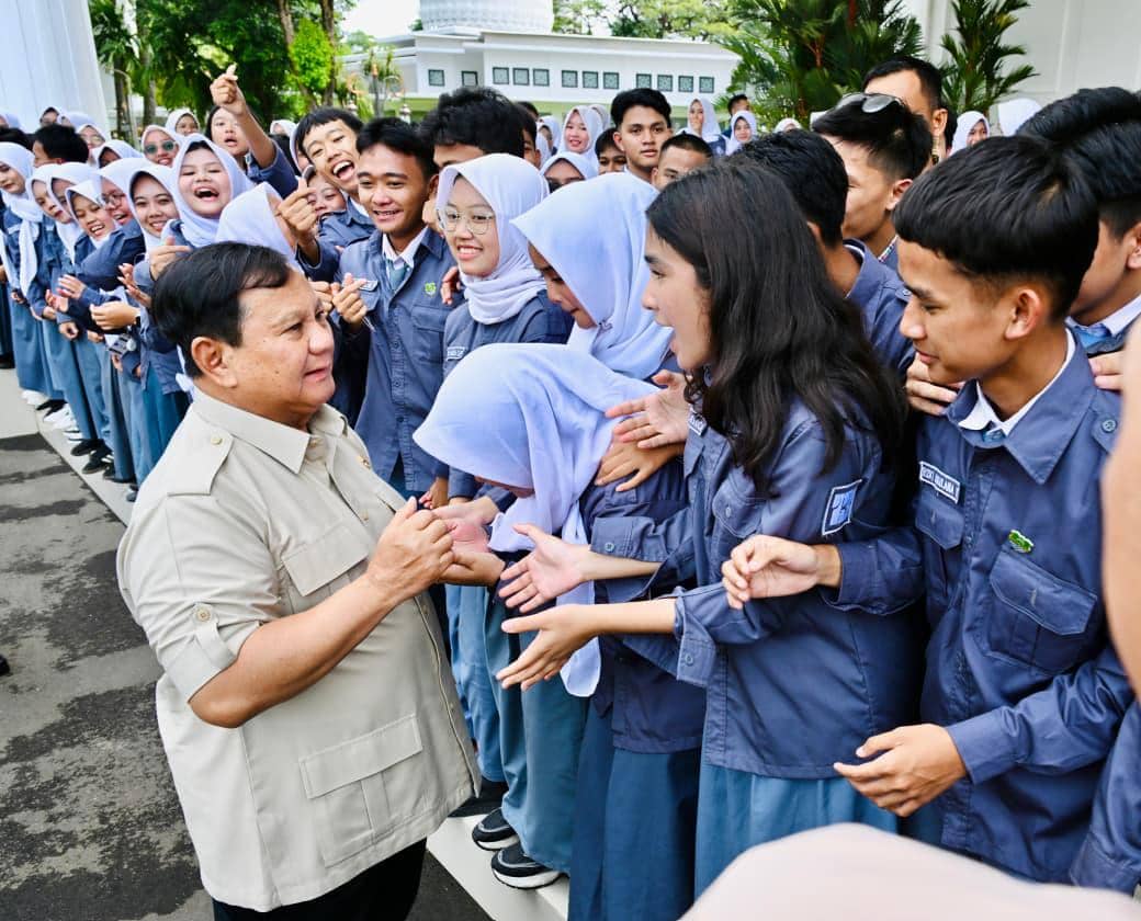 Momen Prabowo Sapa Siswa yang Berkunjung ke Istana Merdeka