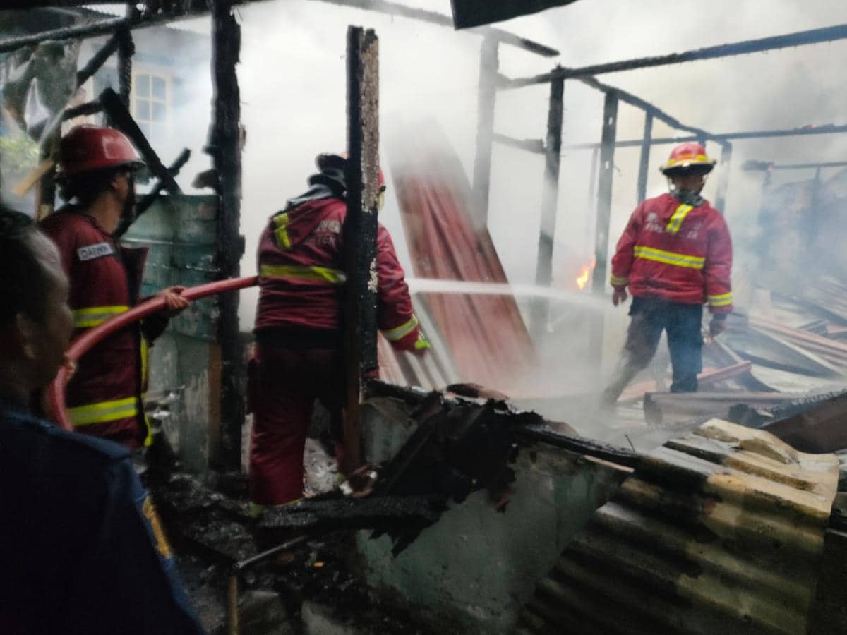 Tersambar Petir, Rumah Warga di Padang Hangus Dilahap si Jago Merah