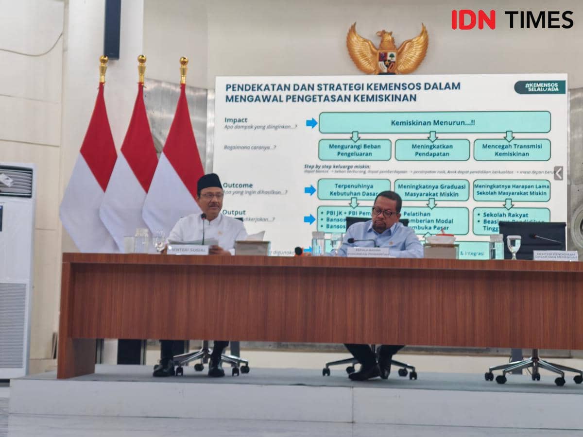Menteri Sosial (Mensos), Saifullah Yusuf (Gus Ipul) (Pakai Peci) bersama Kepala Badan Komunikasi Pemerintah, Muhammad Qodari (IDN Times/Ilma