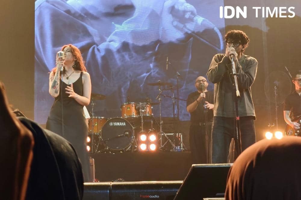 Potret Danilla Riyadi bersama Prince Husein di OTW Pestapora 2026 day 3 bawakan lagu Sheila On 7