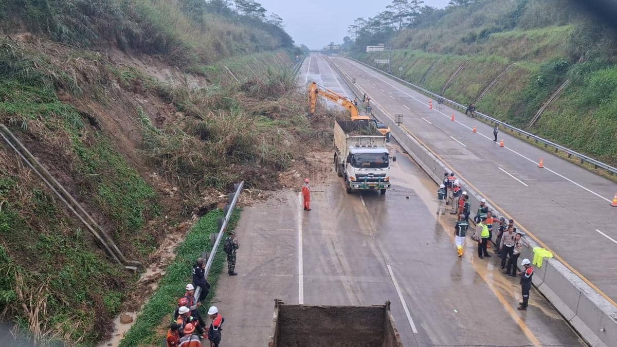 Longsor Tutup Tol Bocimi KM 72, Akses Lumpuh Total Sore Ini!