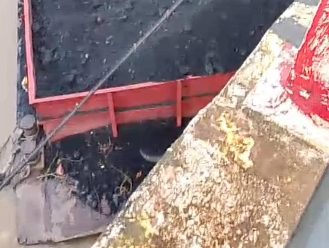 Tongkang pengangkut batubara saat menabrak fender jembatan Sungai Lilin. (Dok. Dishub Muba)