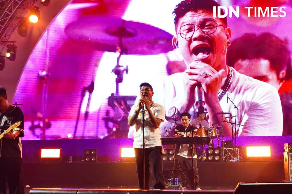 Potret penampilan Kangen Band ketika membawakan lagu Sheila On 7 di OTW Pestapora 2026