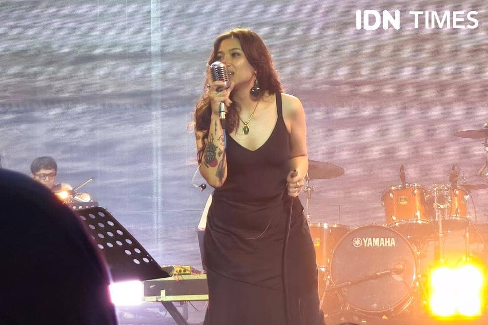 Potret Danilla Riyadi di OTW Pestapora 2026 day 3 bawakan lagu Sheila On 7