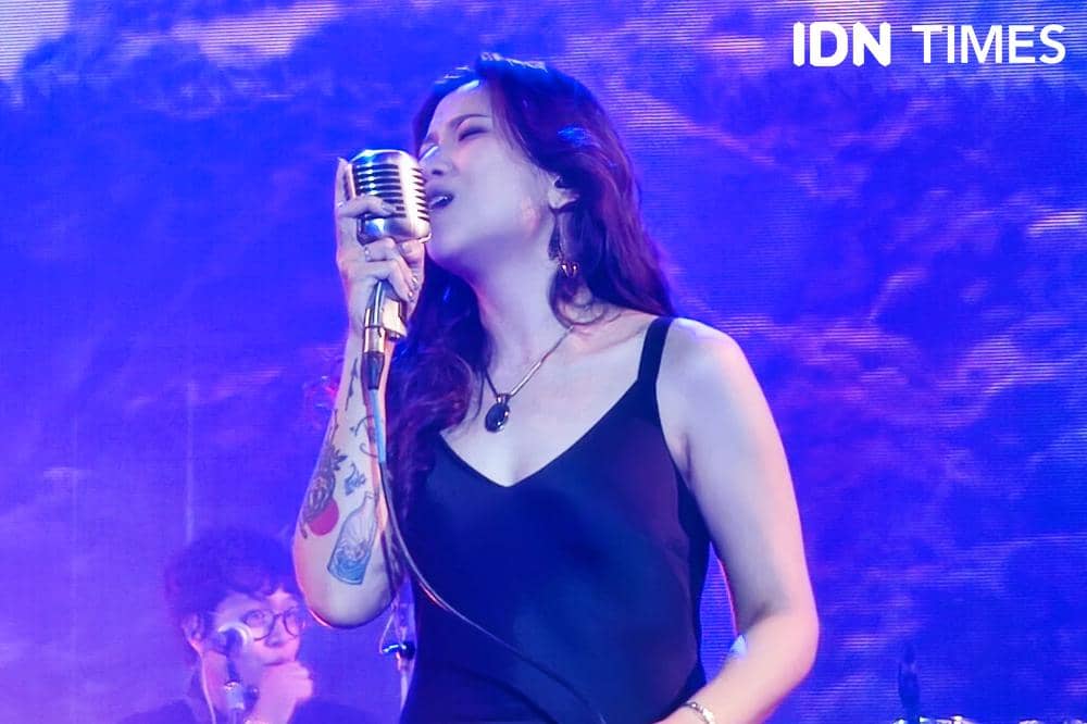 Potret Danilla Riyadi di OTW Pestapora 2026 day 3 bawakan lagu Sheila On 7
