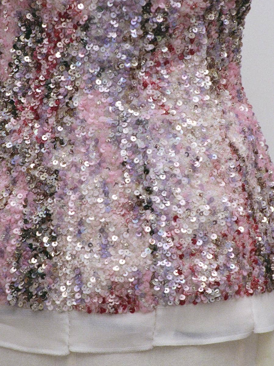 Detail Gaya Jisoo BLACKPINK di Met Gala 2026 (Photo by Jamie McCarthy / GETTY IMAGES NORTH AMERICA / Getty Images via AFP)